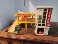 VINTAGE FISHER PRICE PARKING RAMP SERVICE CENTER