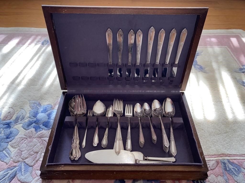 W.M. ROGERS SILVERWARE SET W/ WOOD CASE