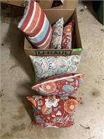 LOT OF NICE THROW PILLOWS