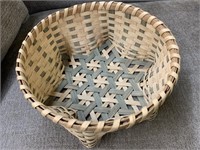 12" STAR BASKET SIGNED W/ AGES-HANDMADE