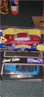 Lot with 2 model cars in box