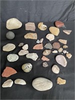 Group of rock specimens weight: 5.31 lbs box lot
