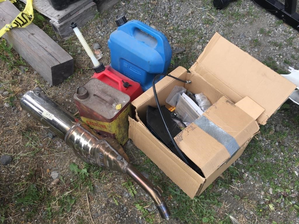 Large lot with motorcycle exhaust system, 2 gas ca