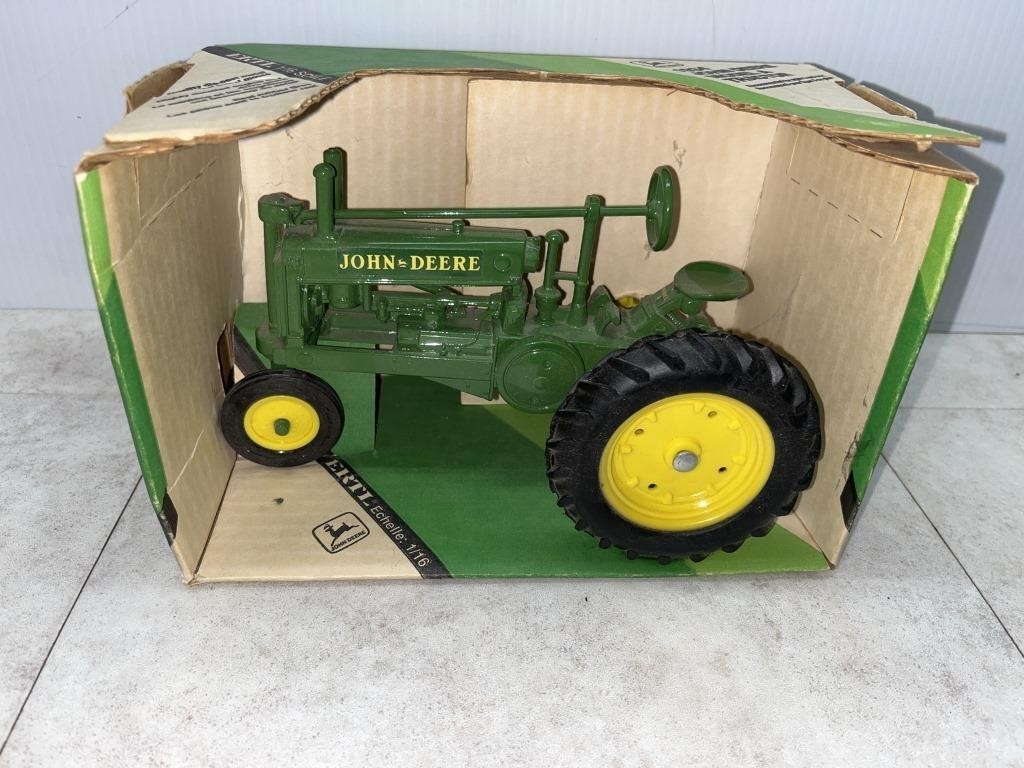 1/16 scale 1934 John Deere Model A tractor