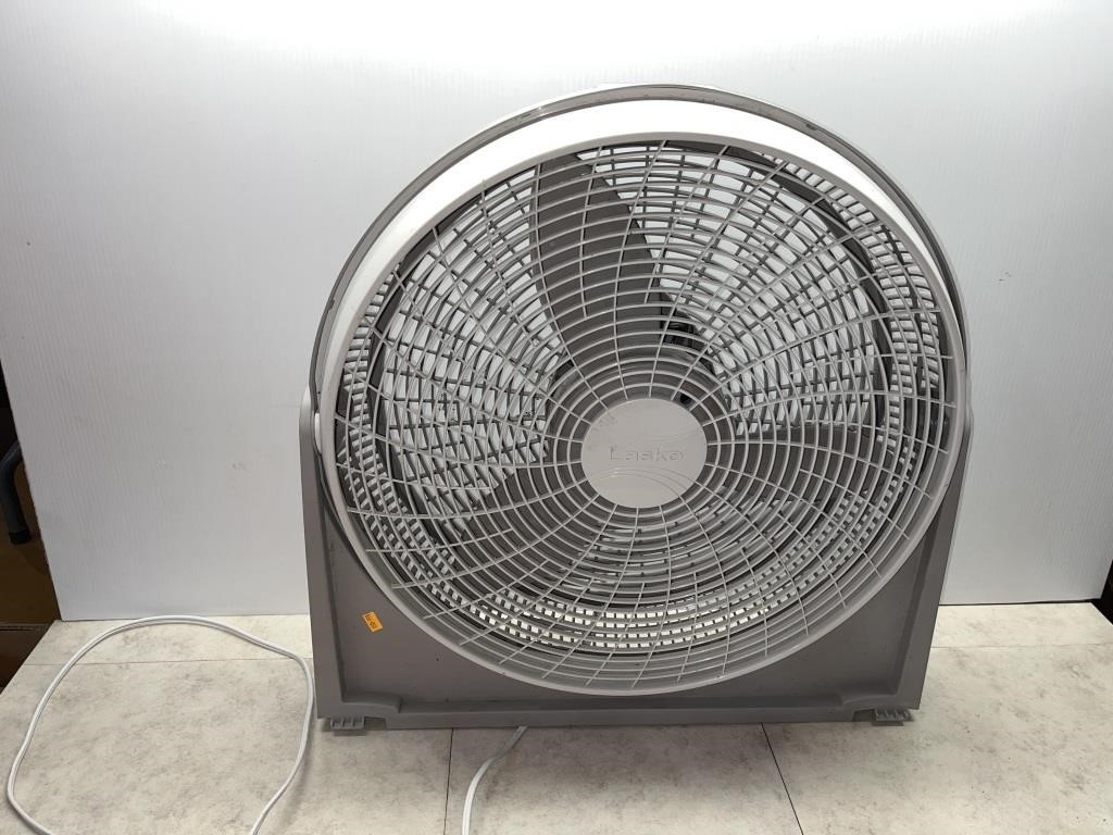 20" Lasko fan - works