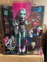 Monster High Frankie Stein Pet 12 Doll Set