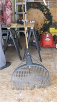 Plastic leaf rake