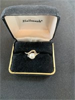 Ring With a Pearl and 2 Small Side Diamonds