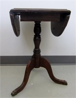 Duncan Phyfe Style Drop Leaf Accent Table
