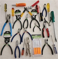 W - MIXED LOT OF HAND TOOLS (A7)