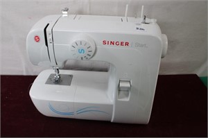 Singer Sewing Machine / Model 1304