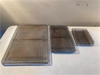 LOT - Oven/cooling racks of various sizes