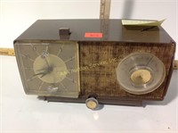 General Electric tube radio, turns on, hums
