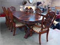 STUNNING TABLE AND 8 CHAIRS WITH 2 LEAVES