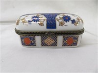 ENAMELED PORCELAIN PILL BOX 1.5"T X 3"W