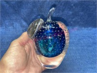 Lrg art glass apple paperweight