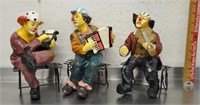 Clowns on benches figures