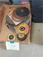 Assorted sanding / grinding discs