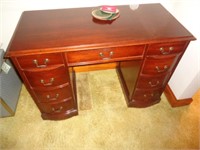 DESK 29"T X 20"W X 41" L / DR