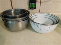 Metal mixing bowls: Set of 4 white with gray