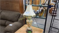 VINTAGE GILDED CERAMIC AND BRONZE BASE TABLE LAMP