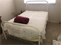 Vintage Iron Bed (Has been restored)