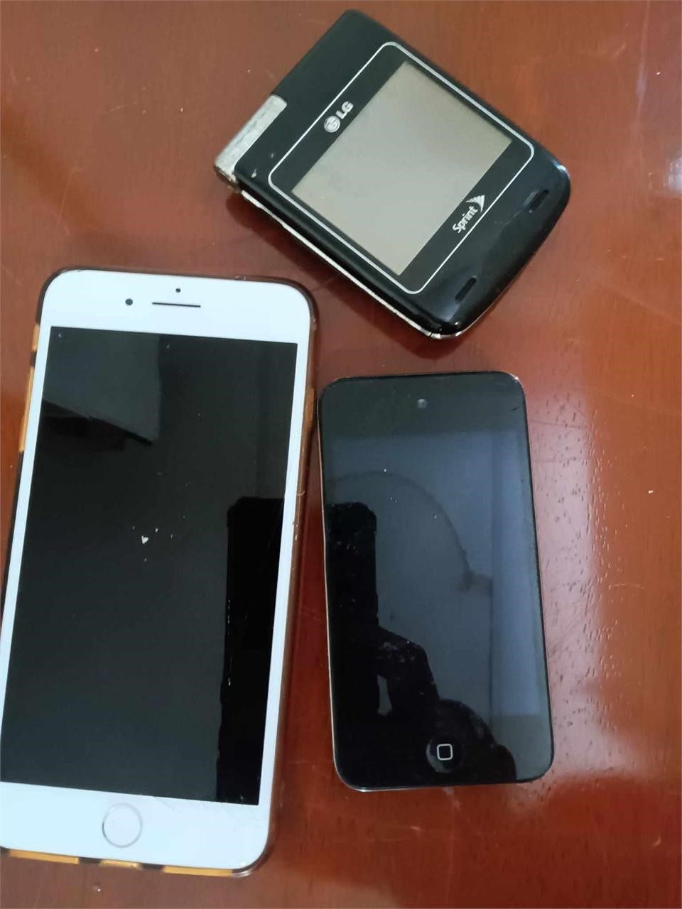 LOT DEAL OF UNTESTED UNCHARGED PHONES AND IPOD