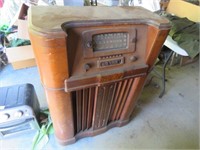 LARGE STANDUP RADIO