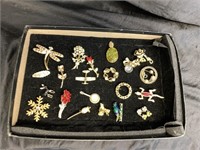 BROOCHES / PINS MIX