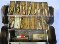 Tackle box w. fishing lures