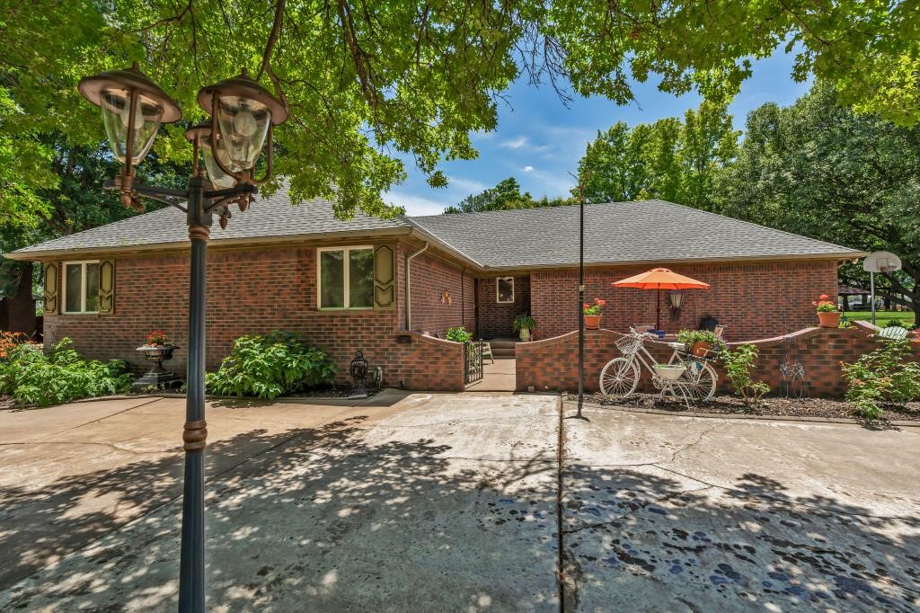 Charming 3 Bedroom home w/2 Bonus Rooms & Dream Backyard