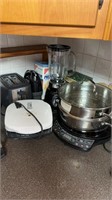Group of kitchen items, includes an Oster brand