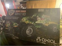GRAVE DIGGER SMT10 AXIAL REMOTE MONSTER TRUCK