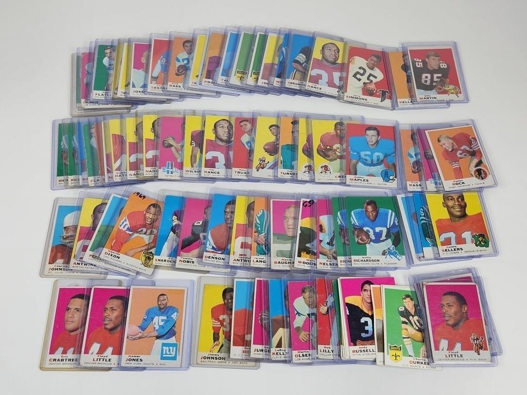 LARGE ASSORTMENT OF 1969 TOPPS FOOTBALL CARDS