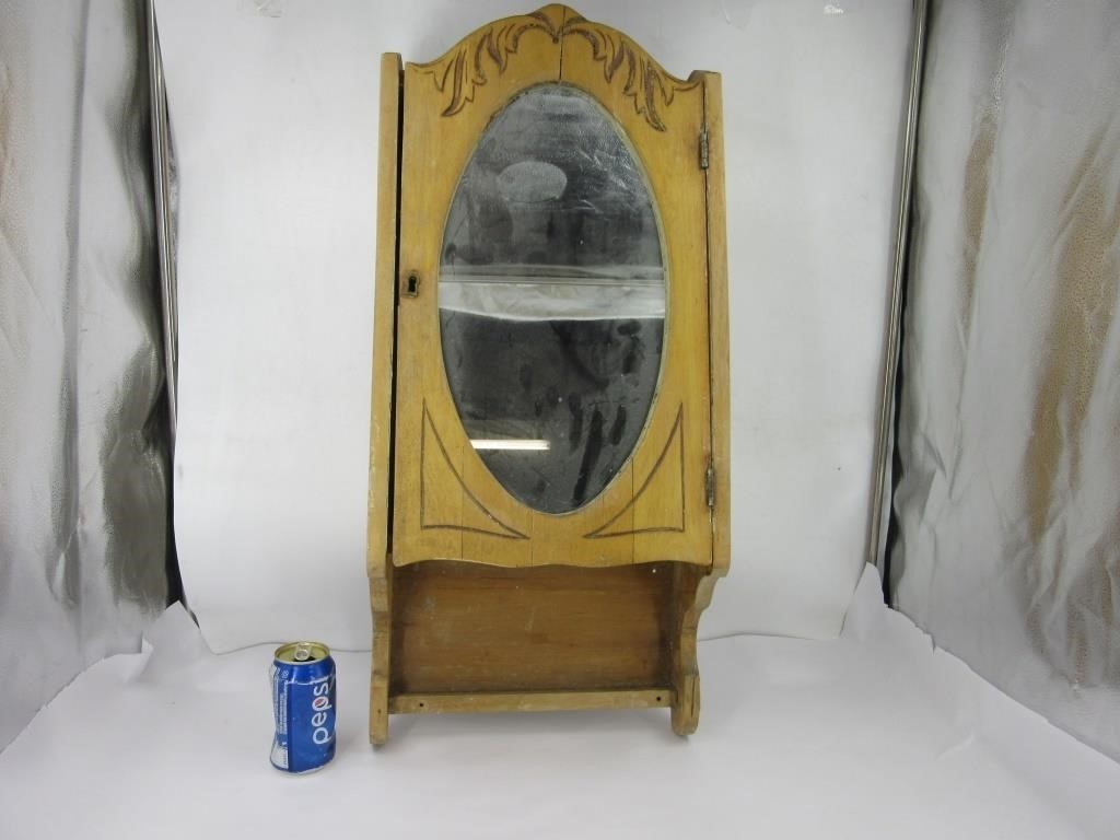 Ancienne pharmacie en bois avec miroir