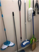 B - LOT OF HOUSEHOLD CLEANING TOOLS (LR1)