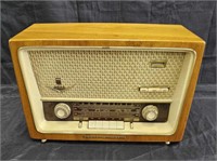 Vintage Grundig Majestic radio model 2028, walnut
