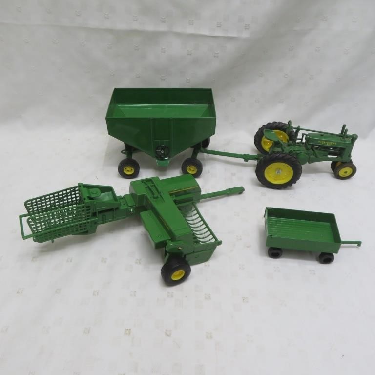 John Deere - tractor model G - baler /gravity Box