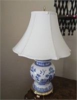 Blue Willow table lamp with shade