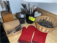 GROUP OF KNIVES, KITCHEN UTENSILS