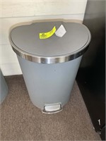 KITCHEN TRASH CAN