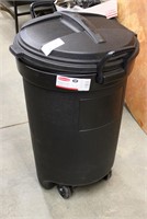 New Rubbermaid 32 Gallon Trash Can