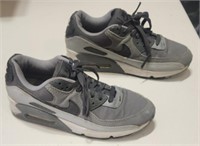 Size 7 Nike Air Tennis Shoe