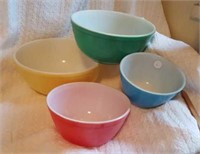 Pyrex mixing bowls set of 4, good color