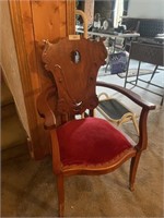 ANTIQUE SITTING CHAIR