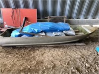 Reynolds 12 ft aluminum boat. Comes with 2 oars.