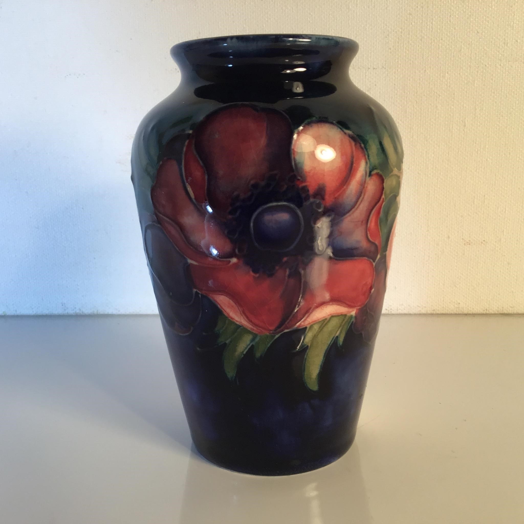 MOORCROFT POTTERY VASE ENGLAND