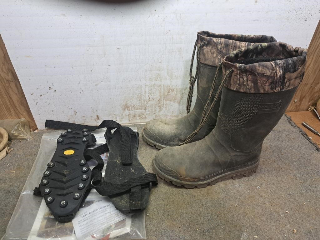 Insulated boots with icers traction aids