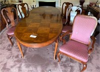 Dining Room Tabe & 6 Chairs (1 Damaged)