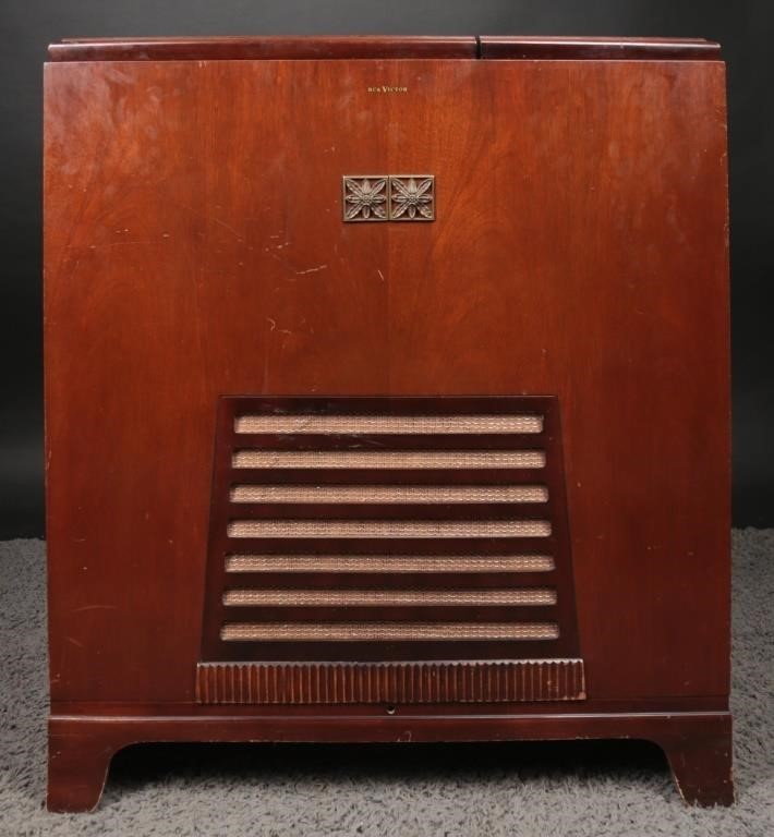 1949 RCA Victrola Broadcast Receiver- 8V7